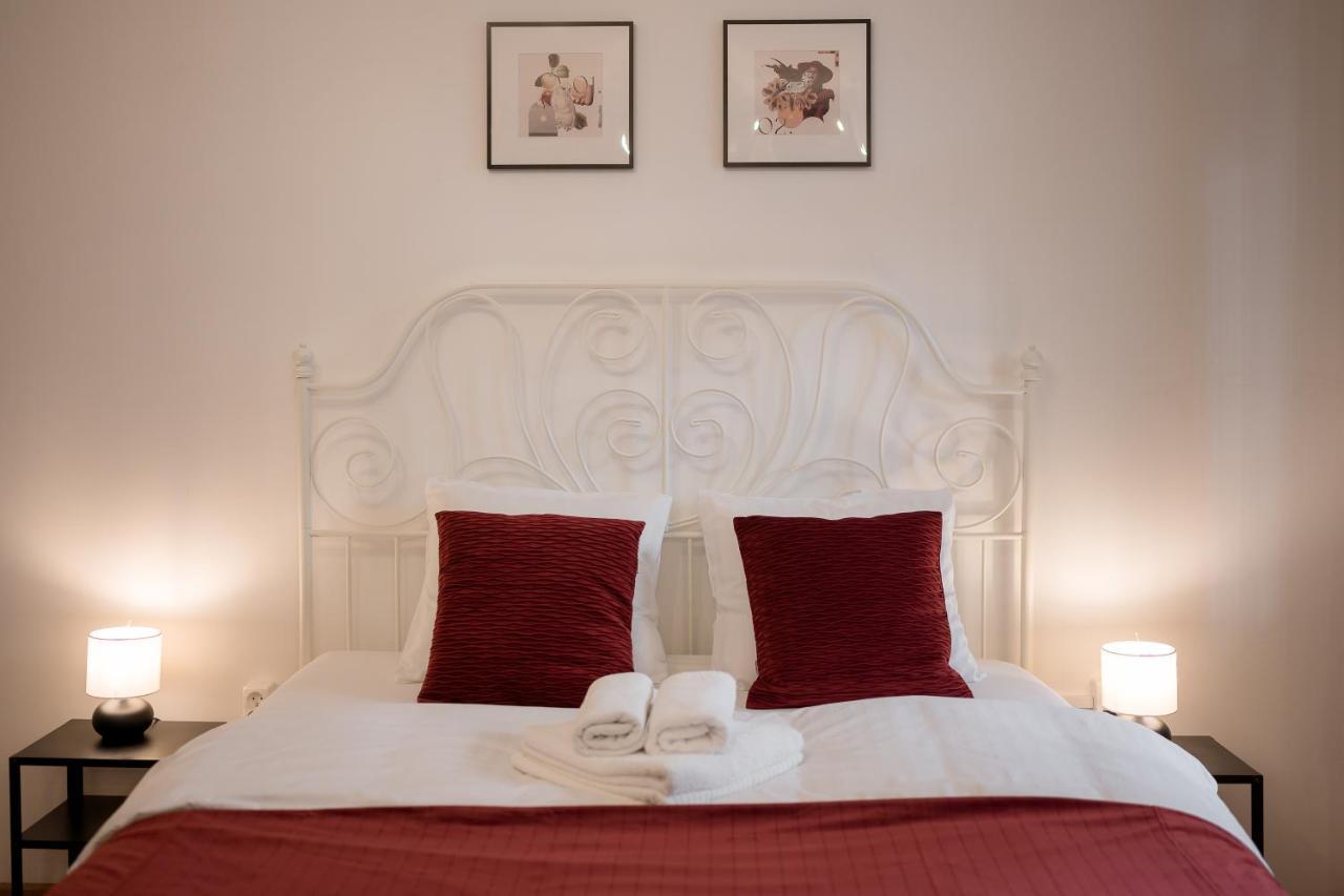 Cozy Near Old Town Apartment *