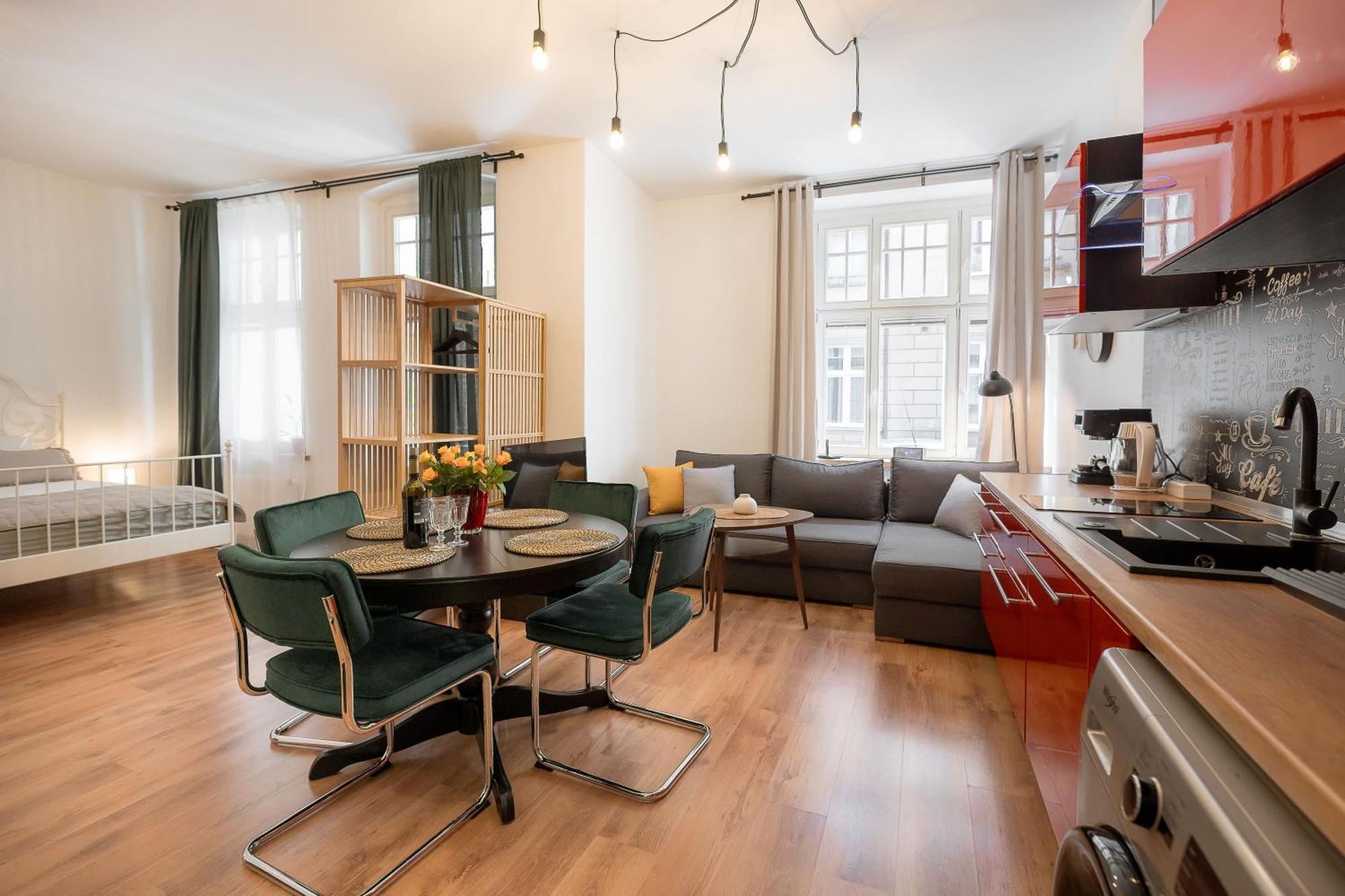 Cozy Near Old Town Apartment *